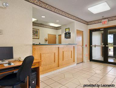 Super 8 By Wyndham Huntington Interior foto